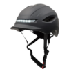 Casque de trottinette noir taille unique, alliant sécurité et confort. Conception robuste, ajustement parfait et design moderne pour protéger vos trajets en toute élégance.