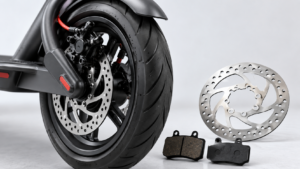 Frein de trottinette électrique : quand changer les plaquettes, le disque ou l’étrier ?